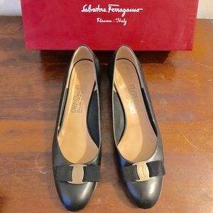 Salvatore Ferragamo Vara Black Leather Size 9.5